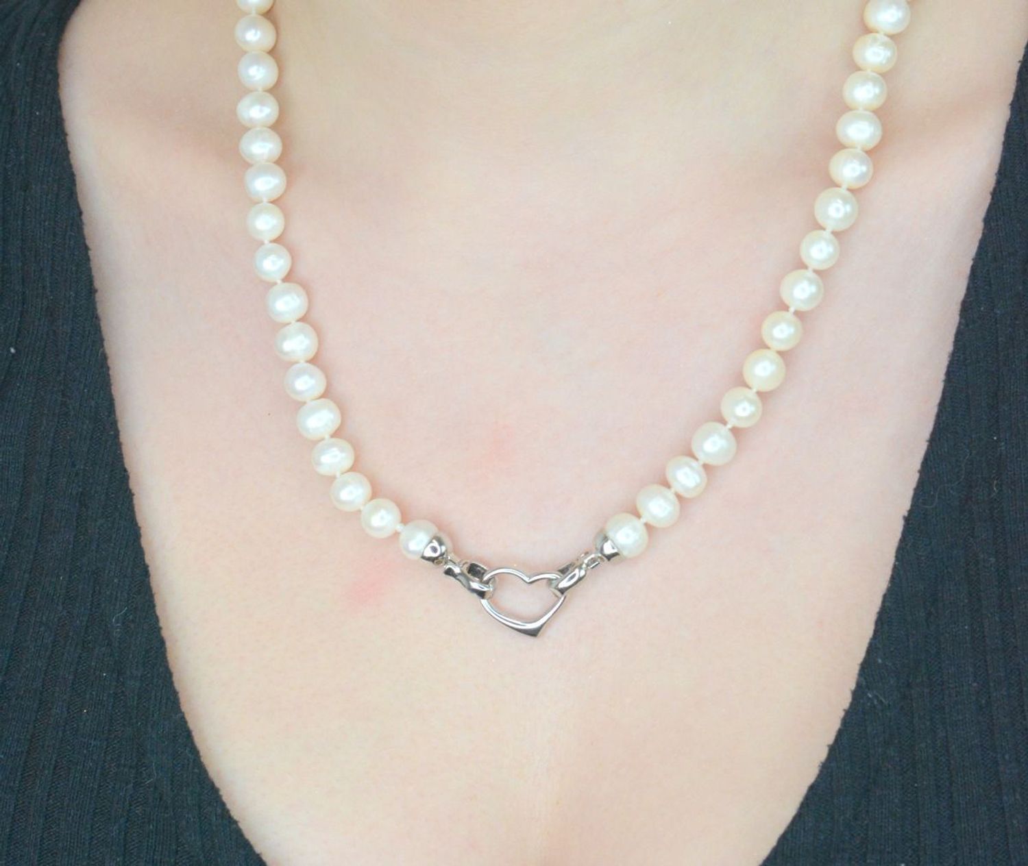 Naszyjnik perła hod. z sercem stal. 2047160258S. Niezwykle efektowny, gustowny naszyjnik wykonany z certyfikowanych hodowlanych pereł słodkowodnych Namido z wykonanym ze stali szlachetnej 1.jpg