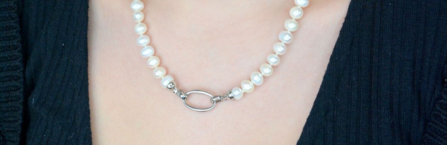 Naszyjnik perła hod. z ozdobnym elementem 2047160308 Niezwykle efektowny, gustowny naszyjnik wykonany z certyfikowanych hodowlanych pereł słodkowodnych Namido z wykonanym ze stali 1.jpg