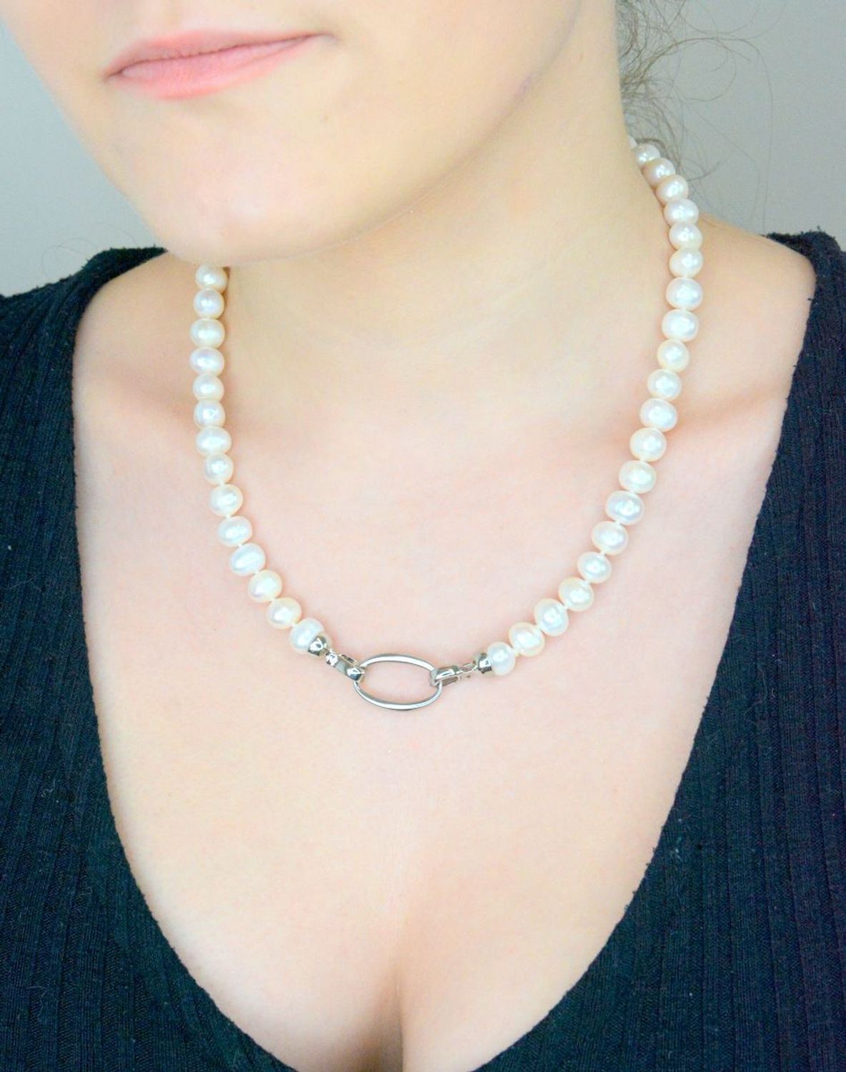 Naszyjnik perła hod. z ozdobnym elementem 2047160308 Niezwykle efektowny, gustowny naszyjnik wykonany z certyfikowanych hodowlanych pereł słodkowodnych Namido z wykonanym ze stali 1.jpg