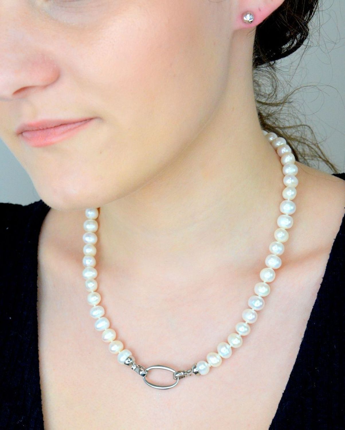 Naszyjnik perła hod. z ozdobnym elementem 2047160308 Niezwykle efektowny, gustowny naszyjnik wykonany z certyfikowanych hodowlanych pereł słodkowodnych Namido z wykonanym ze stali 1.jpg