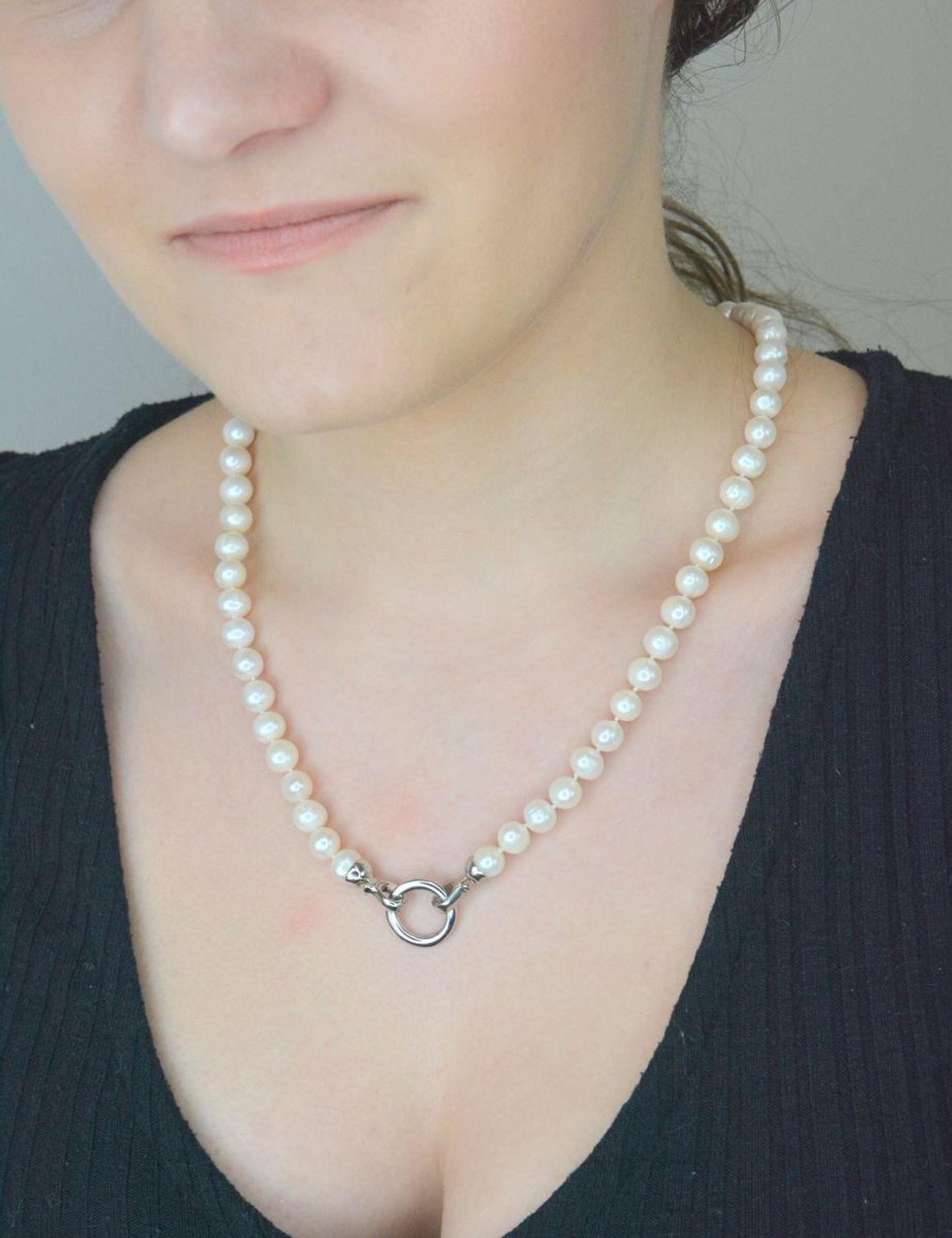 Naszyjnik perła hod. z kółeczkiem stal. 2047160358K Niezwykle efektowny, gustowny naszyjnik wykonany z certyfikowanych hodowlanych pereł słodkowodnych Namido z wykonanym ze stali szlachetnej 1.jpg