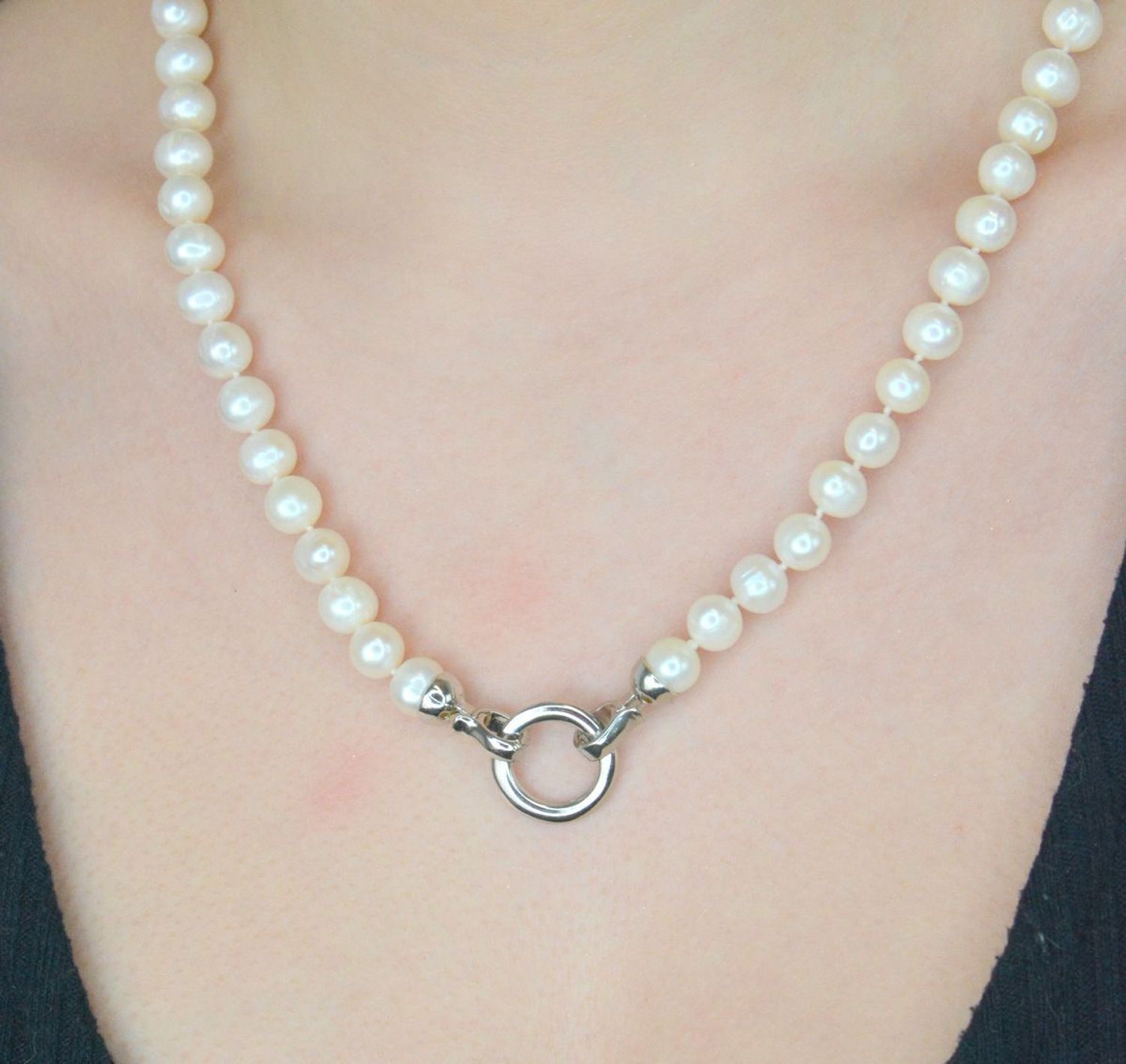 Naszyjnik perła hod. z kółeczkiem stal. 2047160358K Niezwykle efektowny, gustowny naszyjnik wykonany z certyfikowanych hodowlanych pereł słodkowodnych Namido z wykonanym ze stali szlachetnej 1.jpg