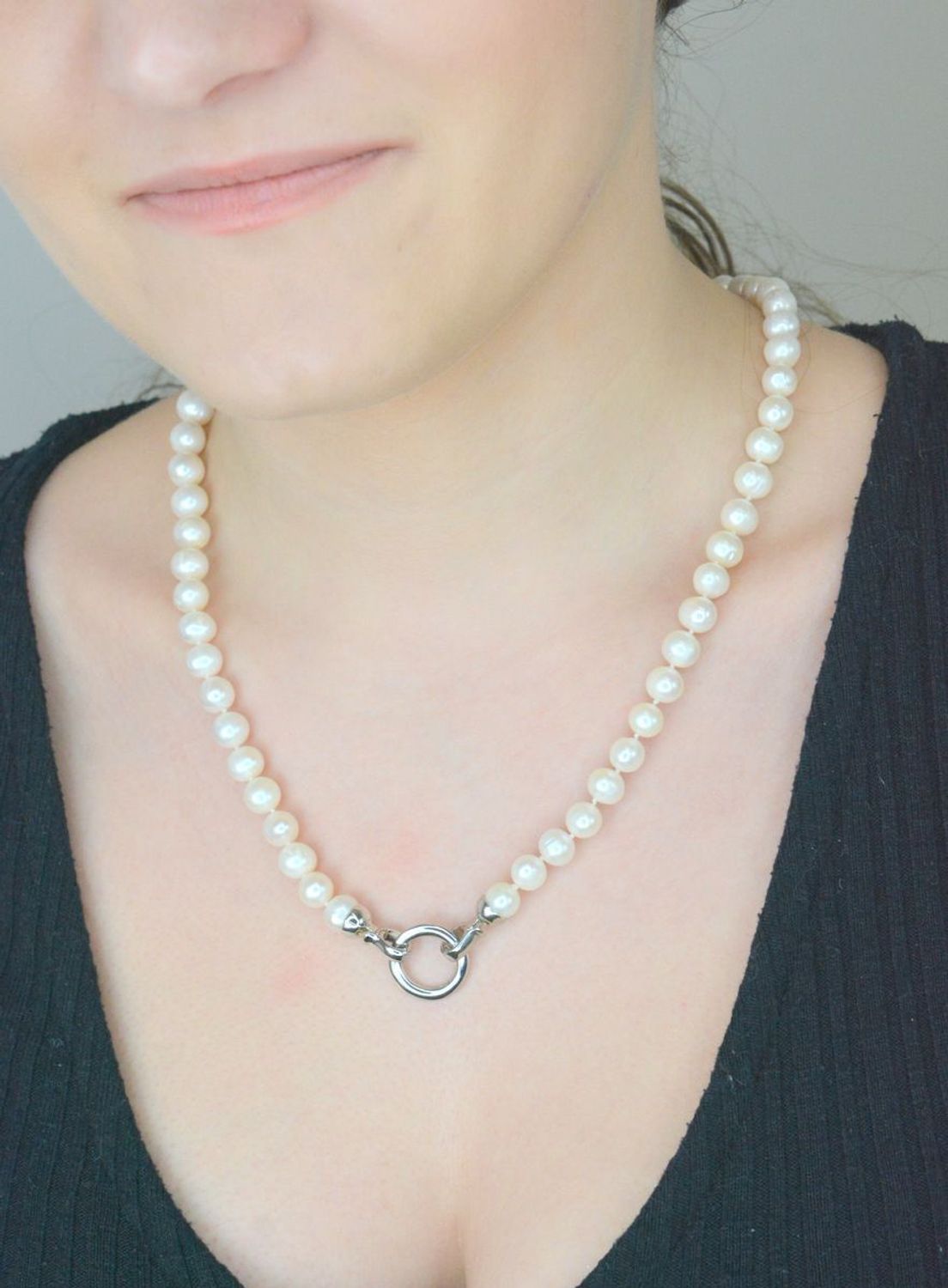 Naszyjnik perła hod. z kółeczkiem stal. 2047160358K Niezwykle efektowny, gustowny naszyjnik wykonany z certyfikowanych hodowlanych pereł słodkowodnych Namido z wykonanym ze stali szlachetnej 1.jpg