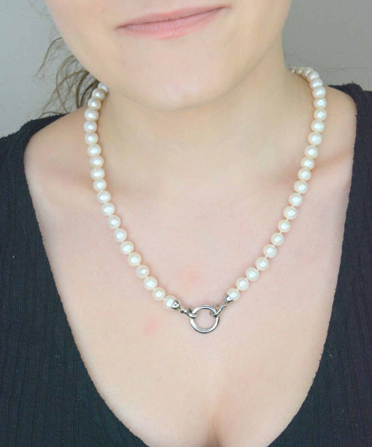Naszyjnik perła hod. z kółeczkiem stal. 2047160358K Niezwykle efektowny, gustowny naszyjnik wykonany z certyfikowanych hodowlanych pereł słodkowodnych Namido z wykonanym ze stali szlachetnej 1.jpg