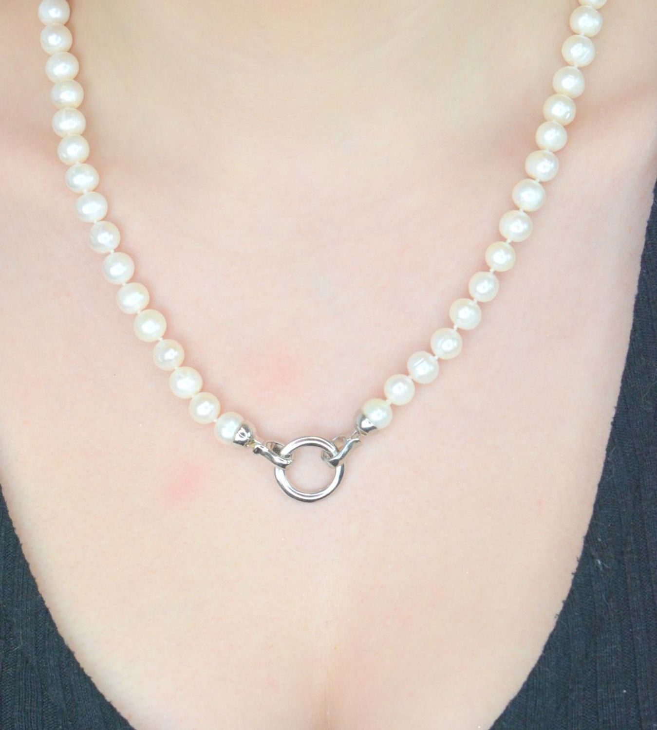 Naszyjnik perła hod. z kółeczkiem stal. 2047160358K Niezwykle efektowny, gustowny naszyjnik wykonany z certyfikowanych hodowlanych pereł słodkowodnych Namido z wykonanym ze stali szlachetnej 1.jpg