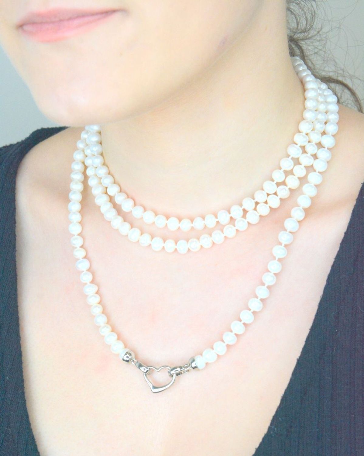 Naszyjnik perła hod. długi z ozdobnym sercem 2047160708S  Niezwykle efektowny, gustowny naszyjnik wykonany z certyfikowanych hodowlanych pereł słodkowodnych Namido z wykonanym ze stali 1.jpg