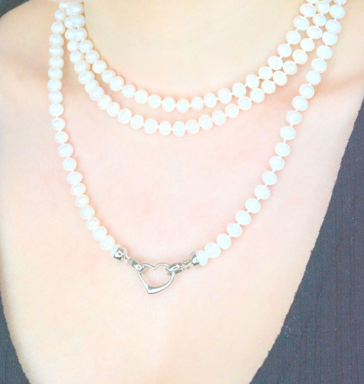 Naszyjnik perła hod. długi z ozdobnym sercem 2047160708S  Niezwykle efektowny, gustowny naszyjnik wykonany z certyfikowanych hodowlanych pereł słodkowodnych Namido z wykonanym ze stali 1.jpg