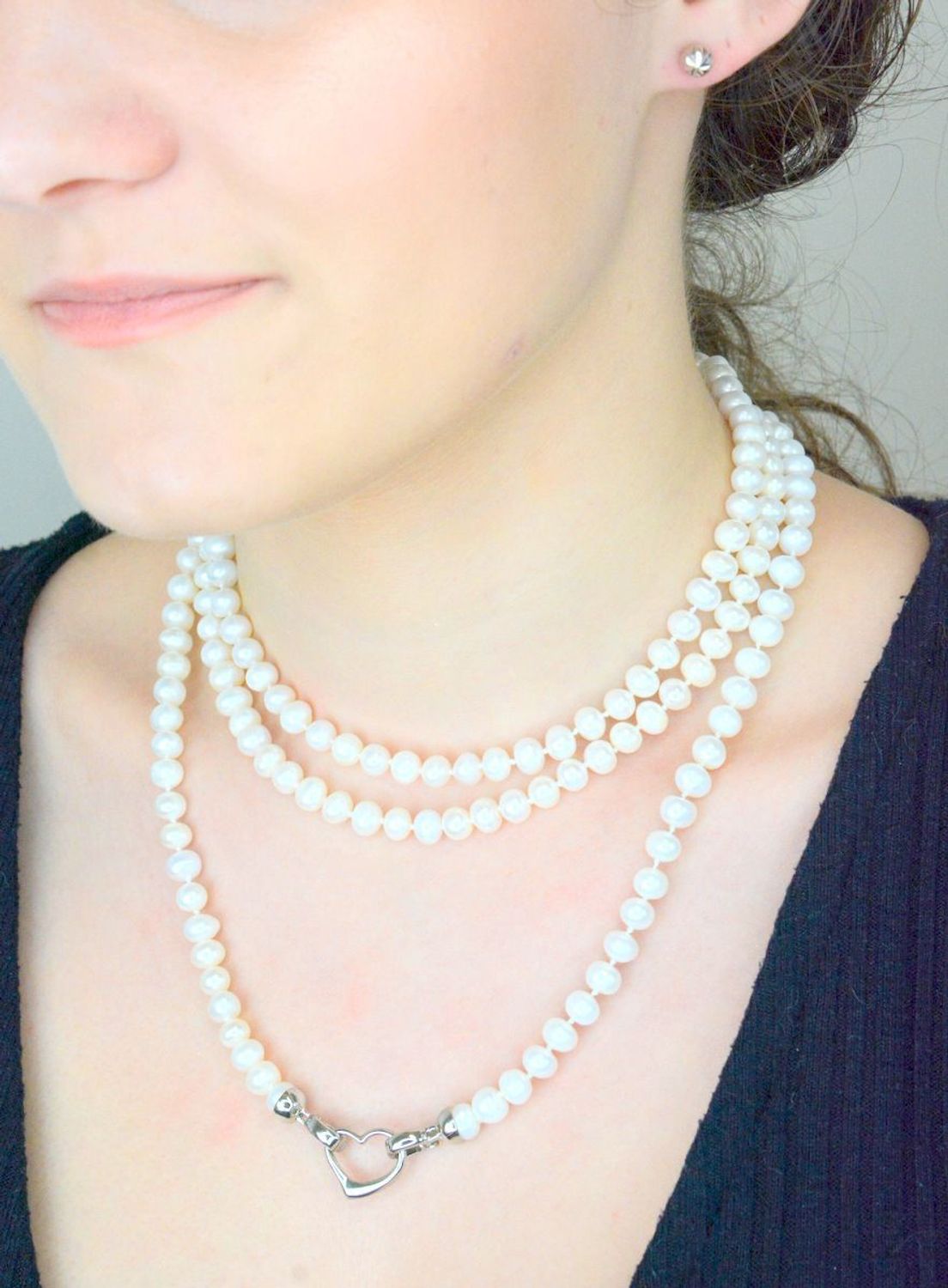 Naszyjnik perła hod. długi z ozdobnym sercem 2047160708S  Niezwykle efektowny, gustowny naszyjnik wykonany z certyfikowanych hodowlanych pereł słodkowodnych Namido z wykonanym ze stali 1.jpg