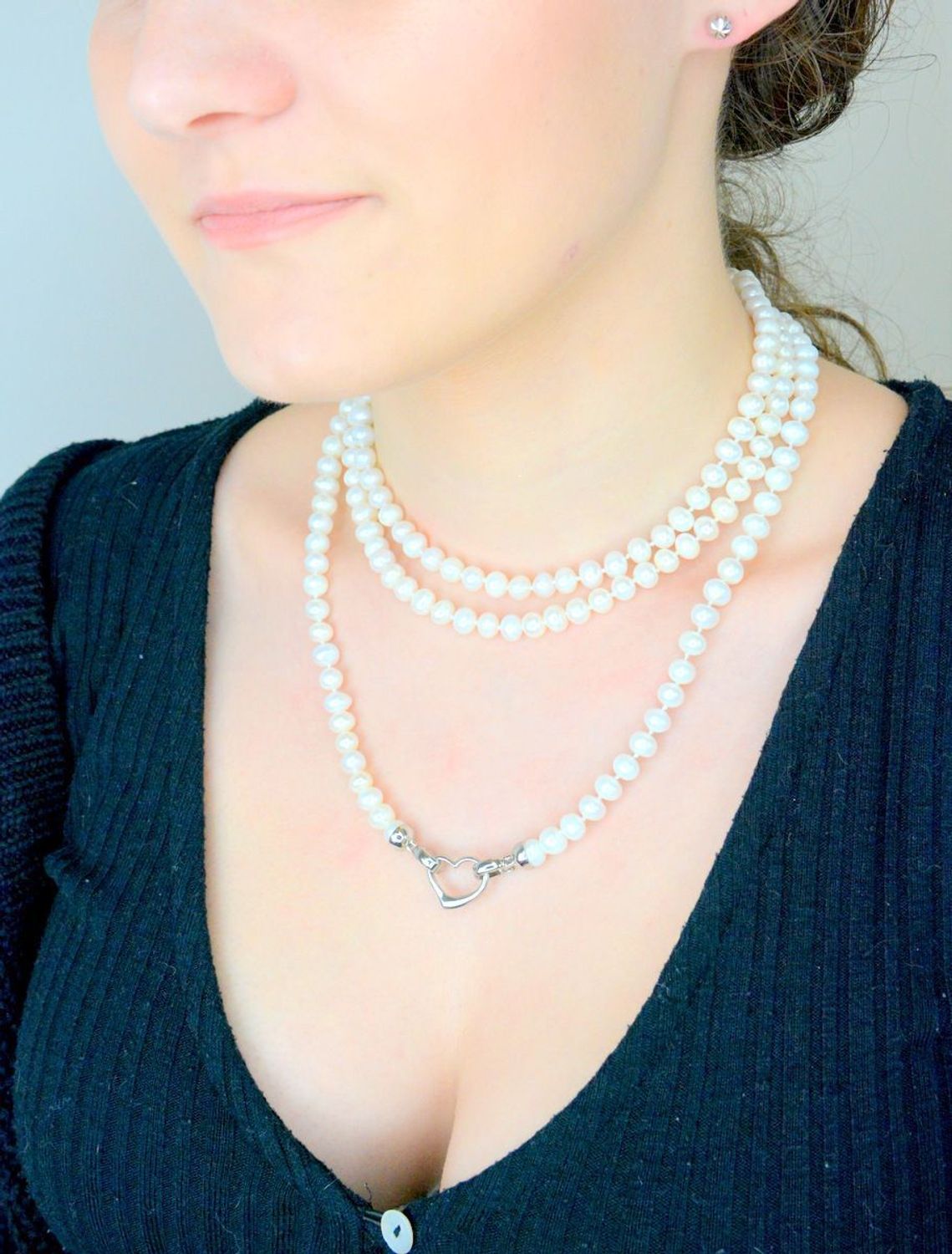 Naszyjnik perła hod. długi z ozdobnym sercem 2047160708S  Niezwykle efektowny, gustowny naszyjnik wykonany z certyfikowanych hodowlanych pereł słodkowodnych Namido z wykonanym ze stali 1.jpg