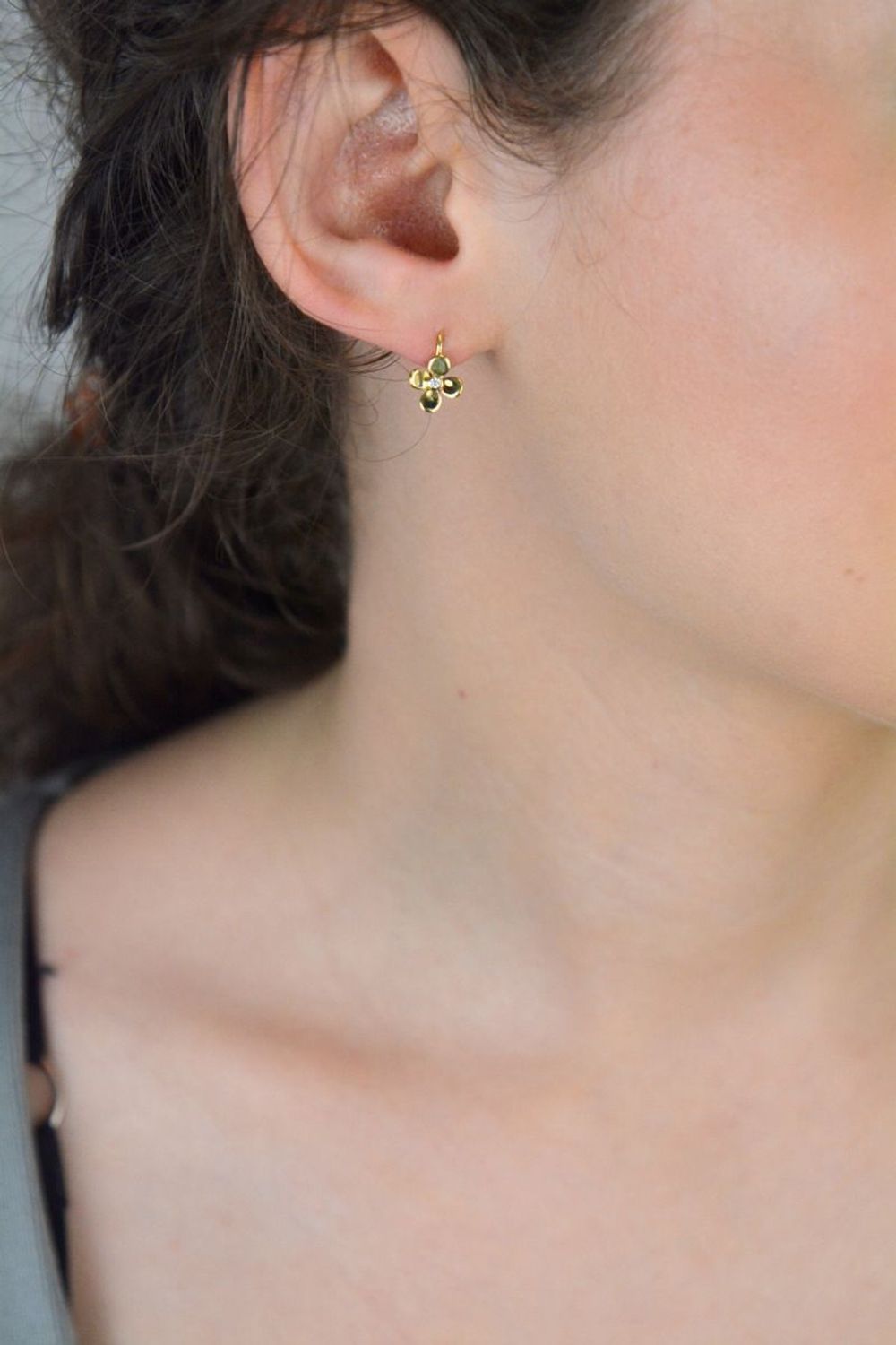 Złote kolczyki w kształcie kwiatka z czterema płatkami  i białą cyrkonią 333. Złote kolczyki kwiatki wykonane z 8 karatowego złota to doskonały pomysł na prezent. Złote kolczyki kwiatki 333 1.jpg