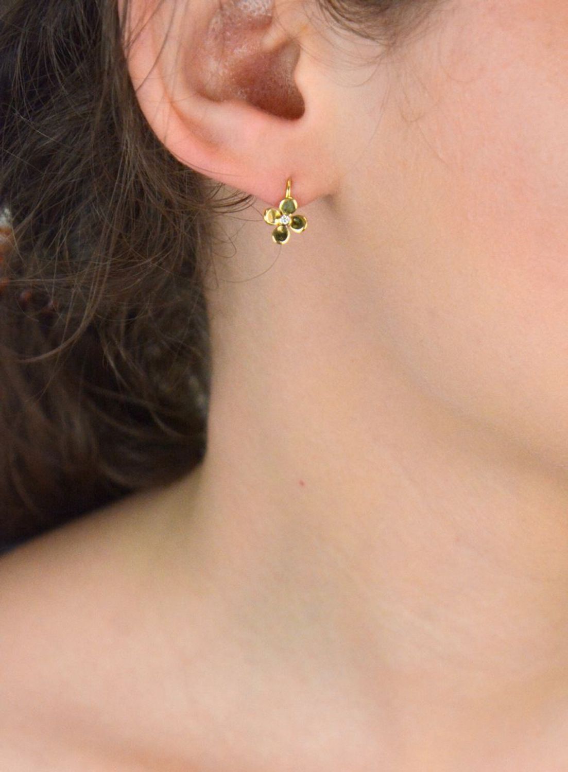 Złote kolczyki w kształcie kwiatka z czterema płatkami  i białą cyrkonią 333. Złote kolczyki kwiatki wykonane z 8 karatowego złota to doskonały pomysł na prezent. Złote kolczyki kwiatki 333 1.jpg