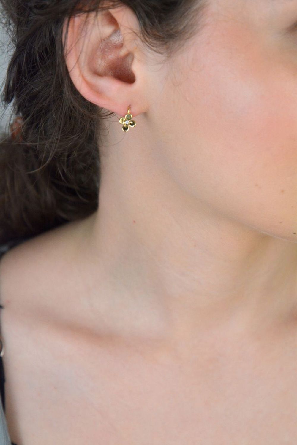 Złote kolczyki w kształcie kwiatka z czterema płatkami  i białą cyrkonią 333. Złote kolczyki kwiatki wykonane z 8 karatowego złota to doskonały pomysł na prezent. Złote kolczyki kwiatki 333 1.jpg