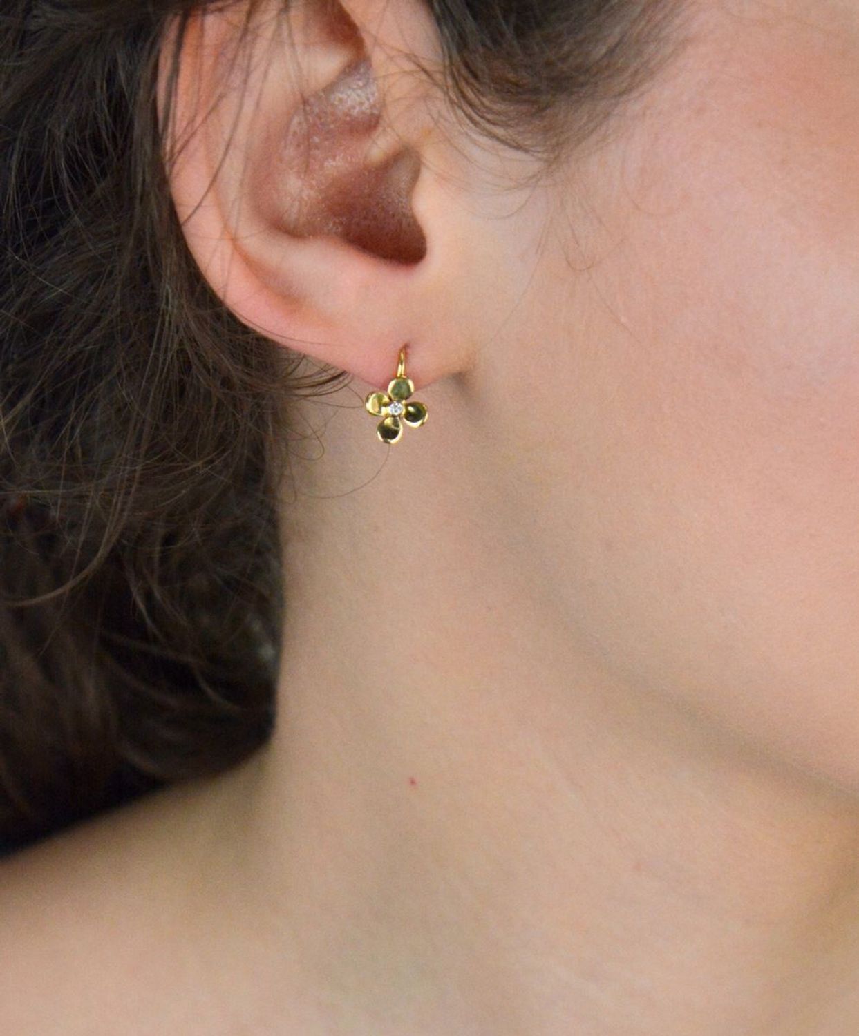 Złote kolczyki w kształcie kwiatka z czterema płatkami  i białą cyrkonią 333. Złote kolczyki kwiatki wykonane z 8 karatowego złota to doskonały pomysł na prezent. Złote kolczyki kwiatki 333 1.jpg