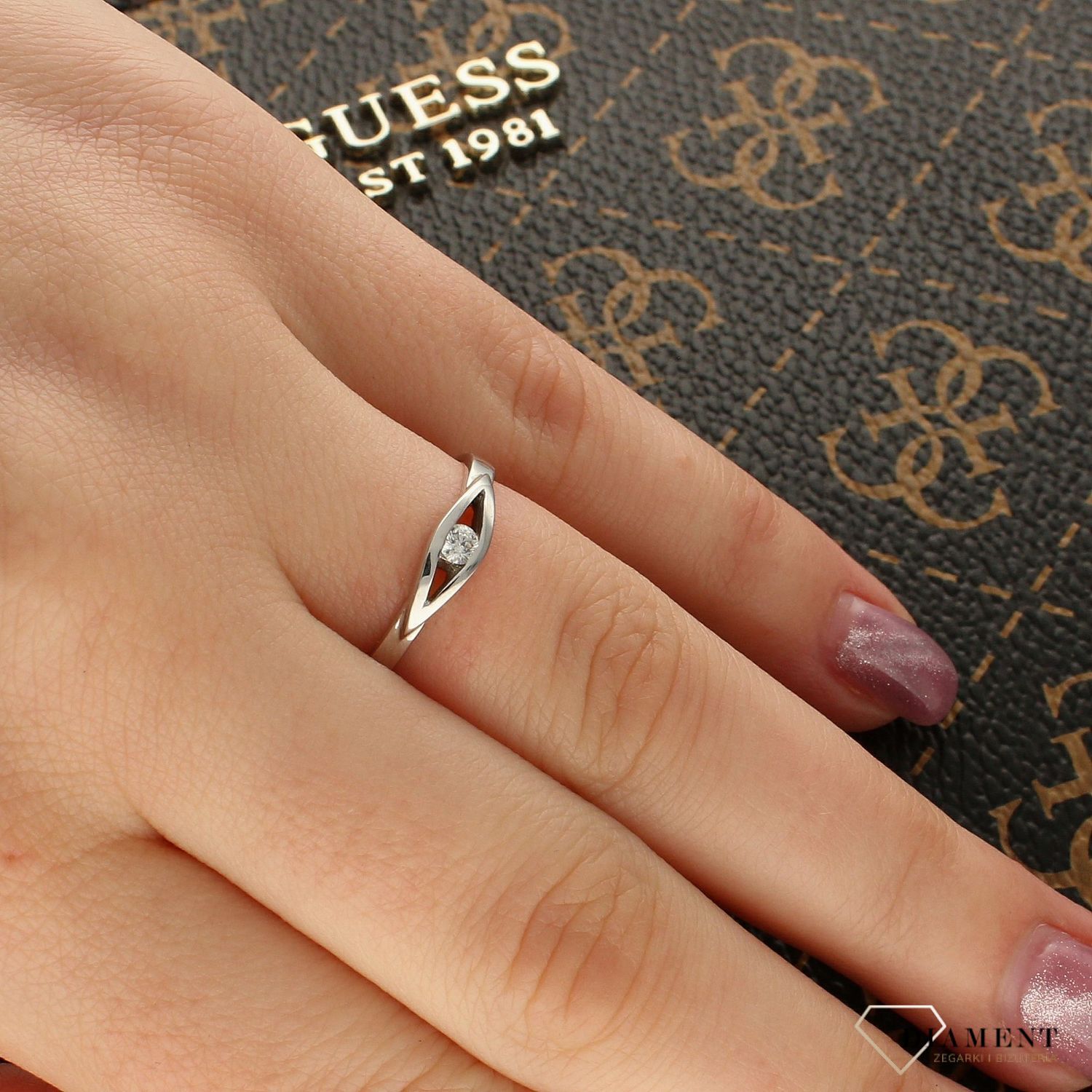 Złoty pierścionek z brylantem subtelny  Białe złoto 585  Rozmiar 13.jpg