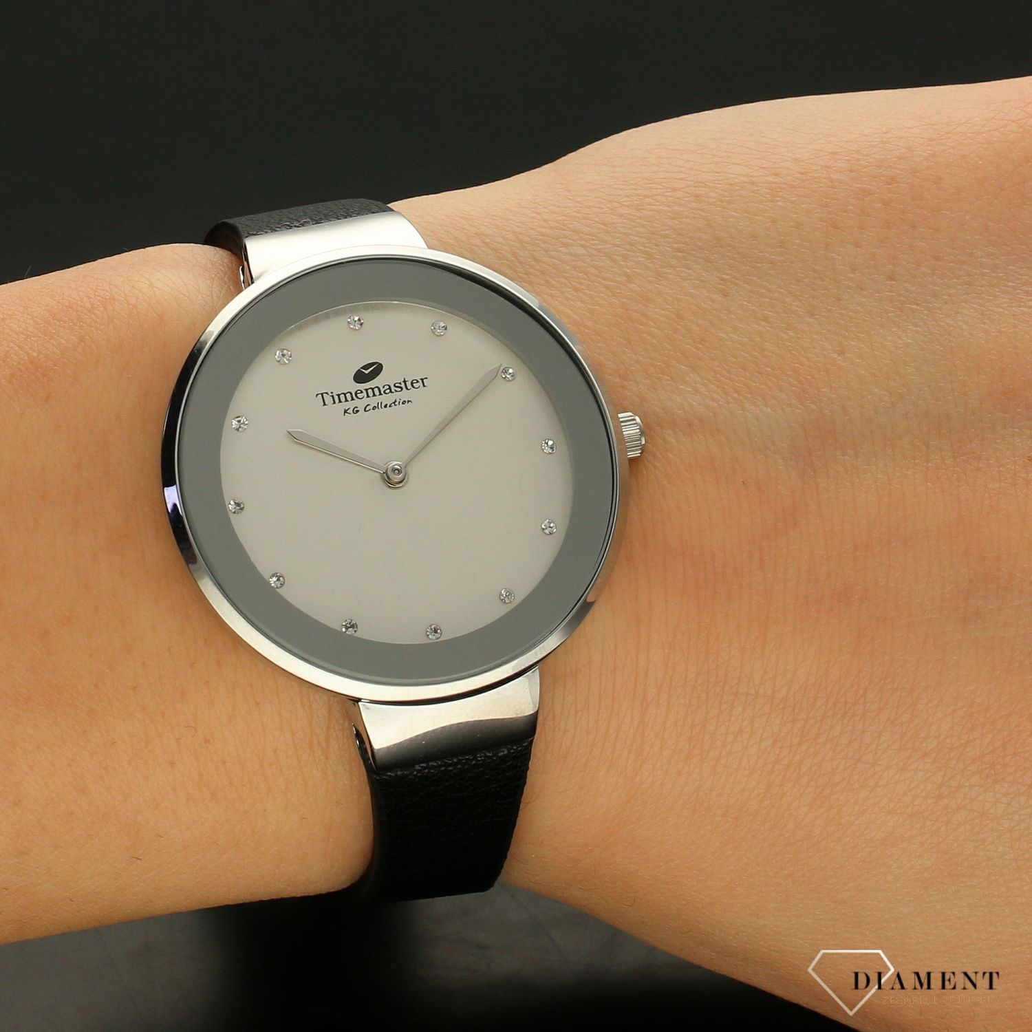 Zegarek damski Timemaster 206-10 czarny pasek srebrna tarcz. Zegarek damski ze srebrną tarczą ozdobiony indeksami w formie błyszczących cyrkonii. Zegarek damski na skórzanym, czarnym pasku. Elegancki zegarek damski. Świetny po.jpg