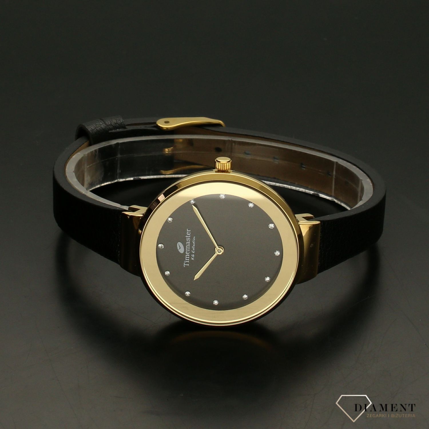 Zegarek damski w kolorze złotym na czarnym paski TIMEMASTER 206-8. Zegarek damski z pozłacaną okrągłą kopertą w kolorze złotym. Zegarek z czarnym skórzanym paskiem. Tarcza w kolorze czarnym z błyszczącymi cyrkoniami. Świetny p.jpg