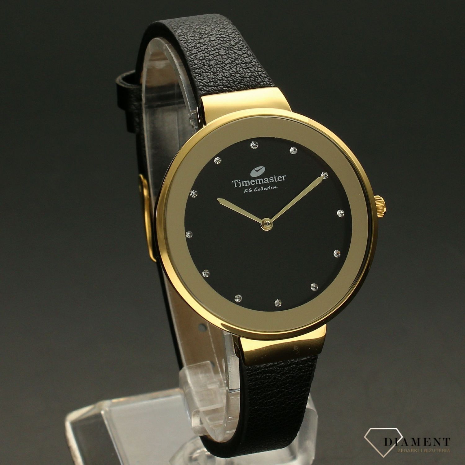 Zegarek damski w kolorze złotym na czarnym paski TIMEMASTER 206-8. Zegarek damski z pozłacaną okrągłą kopertą w kolorze złotym. Zegarek z czarnym skórzanym paskiem. Tarcza w kolorze czarnym z błyszczącymi cyrkoniami. Świetny p.jpg