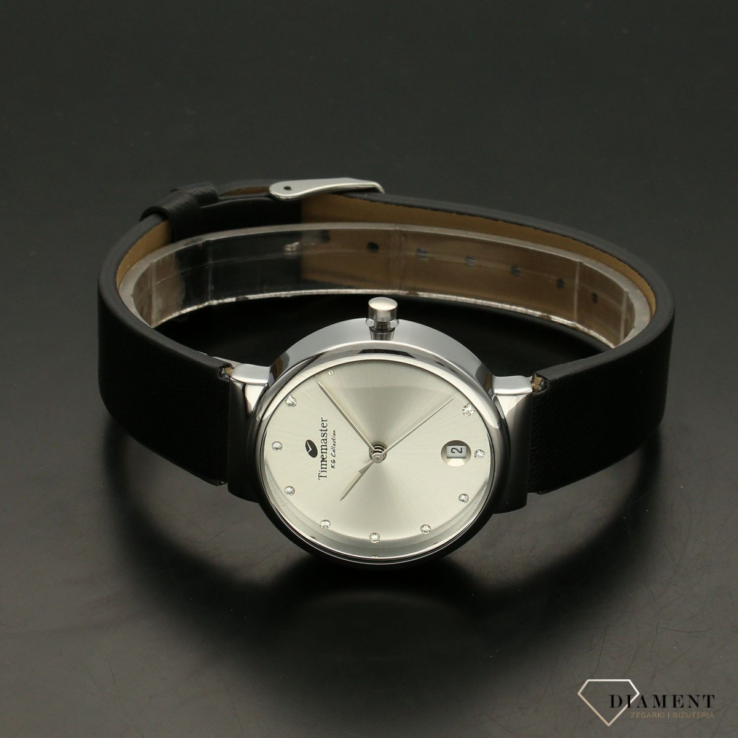Zegarek damski TIMEMASTER 208-1S czarny pasek. Zegarek damski zachowany w klasycznej formie. Tarcza zegarka w kolorze srebrnym z wyraźnym datownikiem w formie popularnego okienka. Indeksy w formie cyrkonii.  (2).jpg
