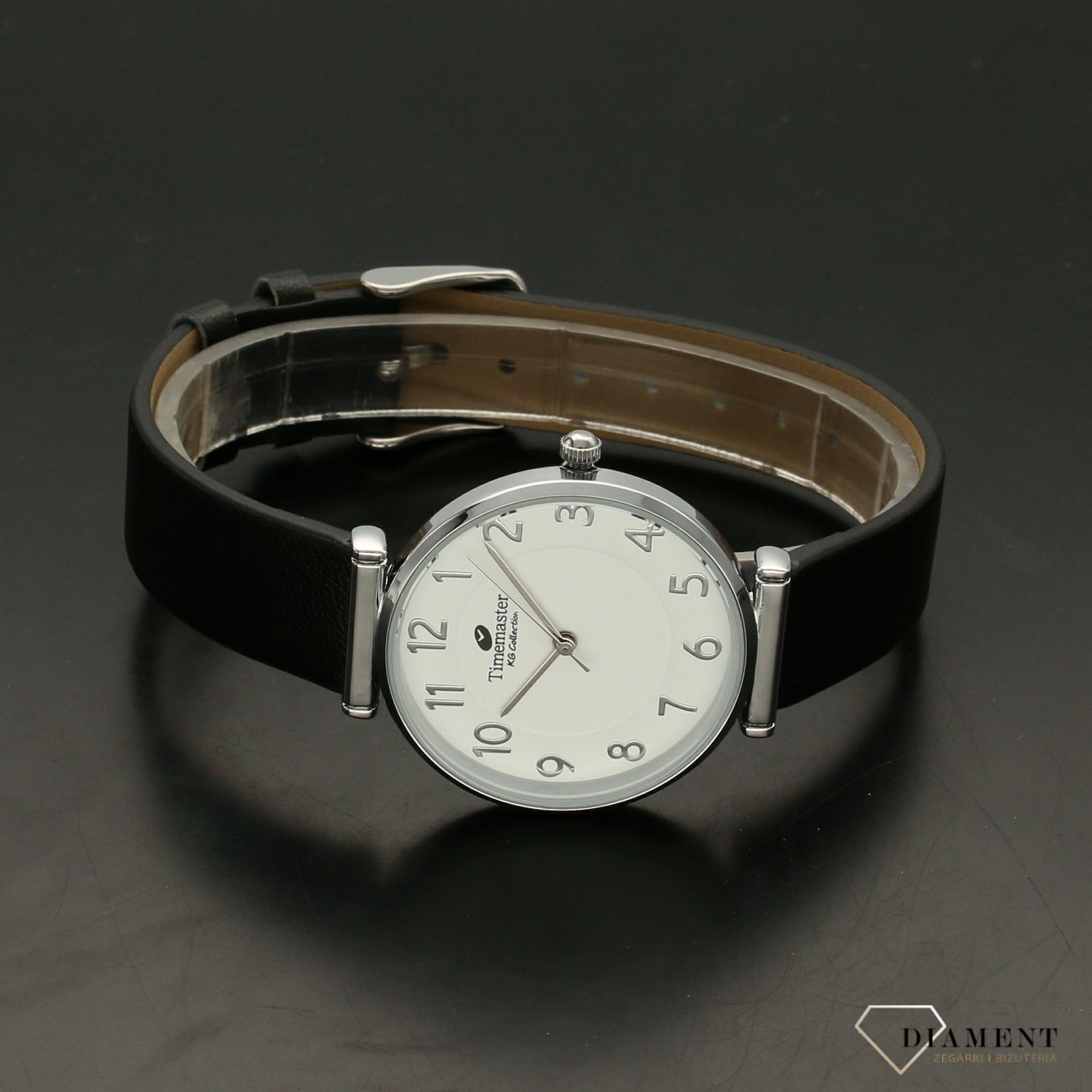 Zegarek damski TIMEMASTER klasyczny 208-38. Zegarek damski zachowany w klasycznej formie. Zegarek damski. Zegarek z białą tarczą z wyraźnymi srebrnymi cyframi arabskimi. Pasek skórzany w kolorze czarnym.  (2).jpg