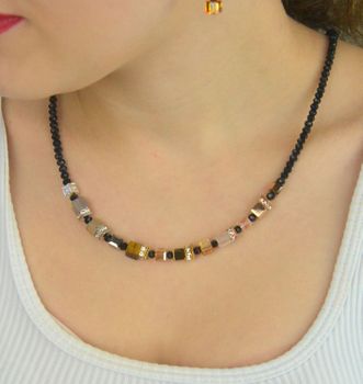 Naszyjnik damski COEUR DE LION z kolekcji GeoCUBE® 2101101633 – naturalne kamienie, kryształy Swarovski®, ręcznie wykonany. Złoto, srebro i różowe złoto w harmonii natury (5).JPG