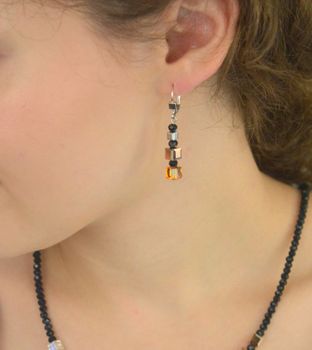 Wiszące kolczyki GeoCUBE® Precious Nature od Coeur de Lion 2101201633 z kryształkami Swarovski® i zapięciem na bigiel. Elegancja, komfort i wyjątkowy design (1).JPG