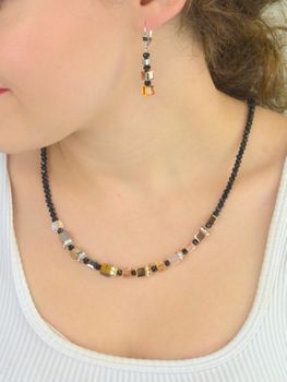 Wiszące kolczyki GeoCUBE® Precious Nature od Coeur de Lion 2101201633 z kryształkami Swarovski® i zapięciem na bigiel. Elegancja, komfort i wyjątkowy design (2).JPG