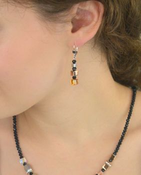 Wiszące kolczyki GeoCUBE® Precious Nature od Coeur de Lion 2101201633 z kryształkami Swarovski® i zapięciem na bigiel. Elegancja, komfort i wyjątkowy design (3).JPG