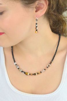 Wiszące kolczyki GeoCUBE® Precious Nature od Coeur de Lion 2101201633 z kryształkami Swarovski® i zapięciem na bigiel. Elegancja, komfort i wyjątkowy design (4).JPG