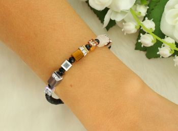 Odkryj elegancję natury – trójkolorowa bransoletka damska Coeur De Lion GeoCUBE® 210130-1633 Precious Nature z awenturynem, agatem i tygrysim okiem. Ręcznie wykonana w Niemczech, z kryształami Swarovski® i stalą nierdzewną (2).jpg