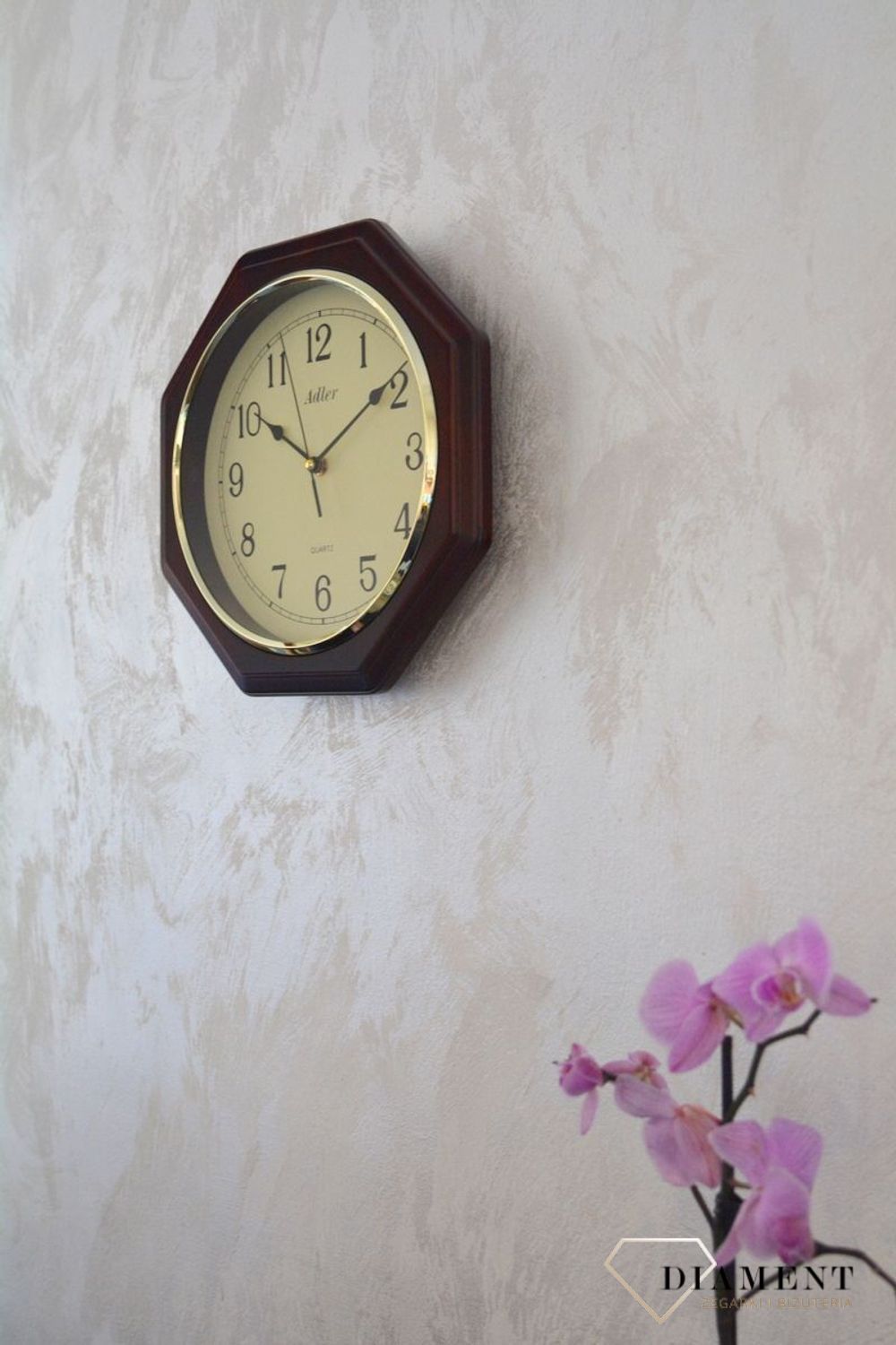 Zegar ścienny Adler 21023W w drewnianej obudowie wenge z kremową tarczą i mechanizmem kwarcowym. Elegancki, trwały, 2-letnia gwarancja producenta.1.jpg