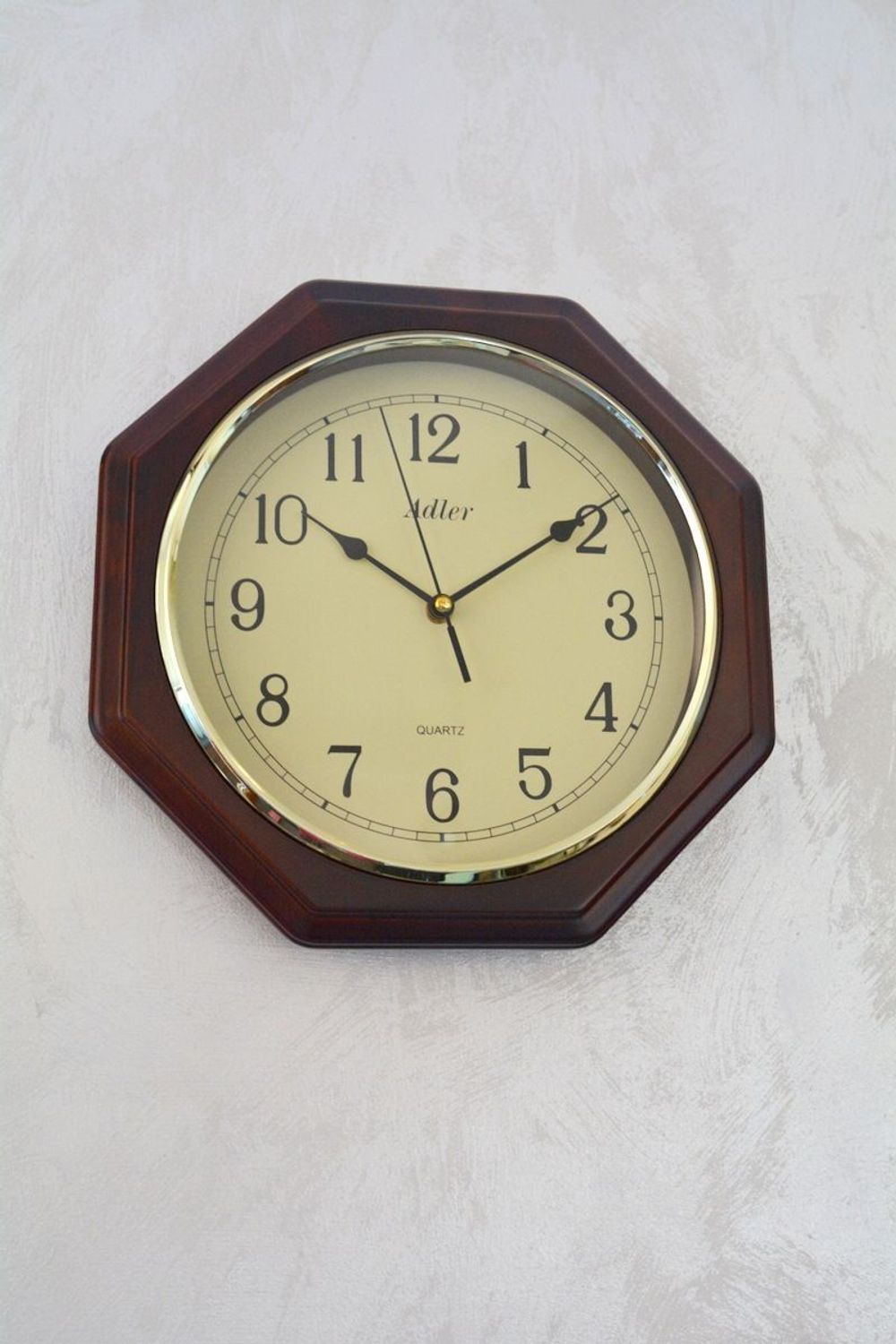 Zegar ścienny Adler 21023W w drewnianej obudowie wenge z kremową tarczą i mechanizmem kwarcowym. Elegancki, trwały, 2-letnia gwarancja producenta.1.jpg