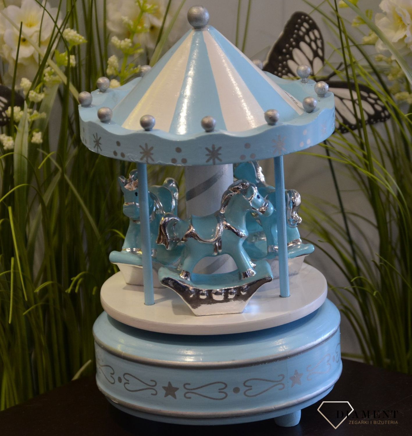 Niebieska pozytywka ze srebrnymi elementami w kształcie karuzeli z końmi. Pamiątka chrztu, urodzin lub innych uroczystości. Pozytywka po nakręceniu odgrywa melodię..JPG