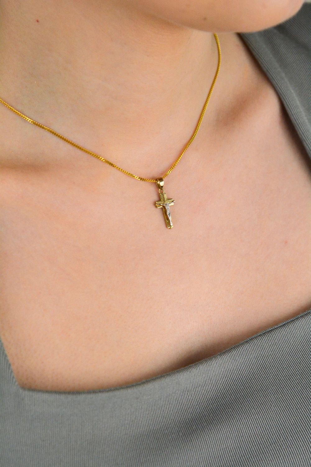 Złoty krzyżyk z wizerunkiem Jezusa z białym złotem 210444-YW To biżuteria sakralna, która sprawdzi się jako prezent na takie okazje jak chrzest, bierzmowanie czy komunia.1.jpg