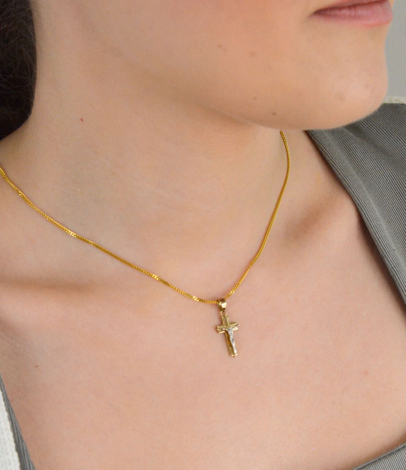 Złoty krzyżyk z wizerunkiem Jezusa z białym złotem 210444-YW To biżuteria sakralna, która sprawdzi się jako prezent na takie okazje jak chrzest, bierzmowanie czy komunia.1.jpg