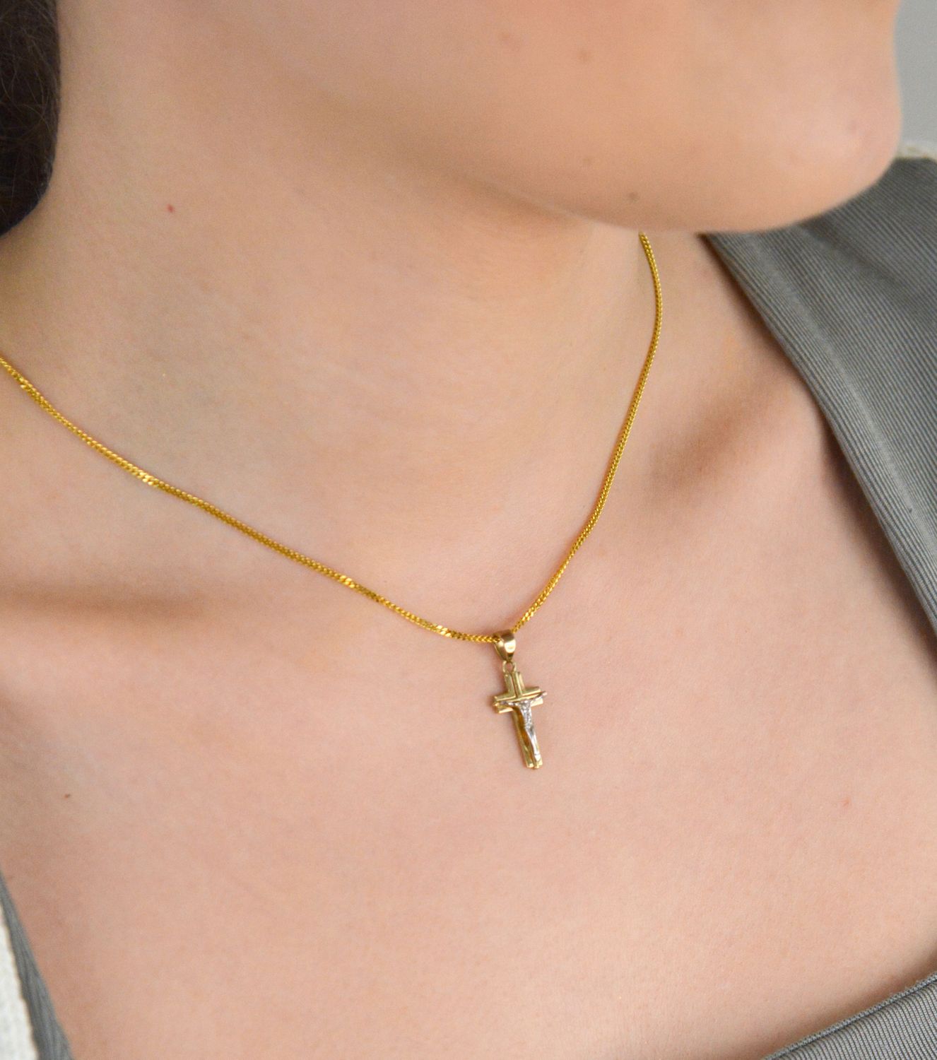 Złoty krzyżyk z wizerunkiem Jezusa z białym złotem 210444-YW To biżuteria sakralna, która sprawdzi się jako prezent na takie okazje jak chrzest, bierzmowanie czy komunia.1.jpg