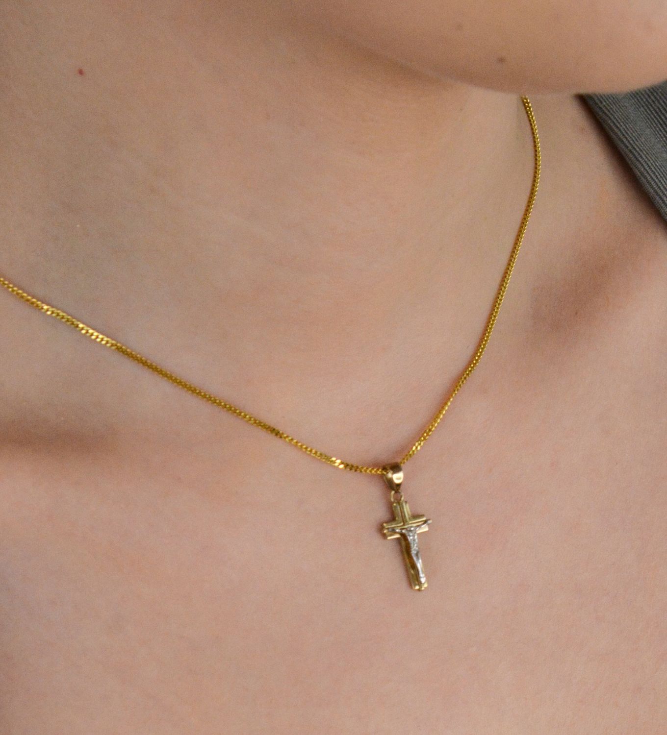 Złoty krzyżyk z wizerunkiem Jezusa z białym złotem 210444-YW To biżuteria sakralna, która sprawdzi się jako prezent na takie okazje jak chrzest, bierzmowanie czy komunia.1.jpg