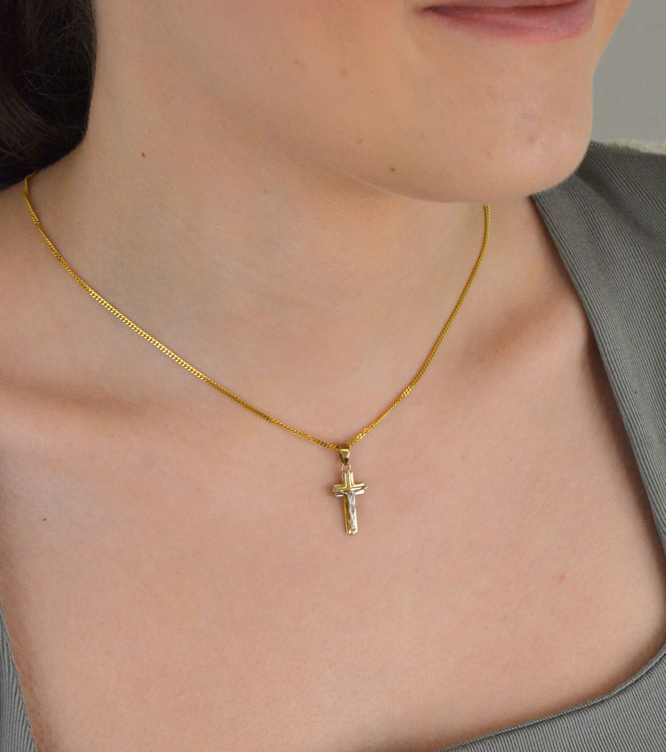 Złoty krzyżyk z wizerunkiem Jezusa z białym złotem 210444-YW To biżuteria sakralna, która sprawdzi się jako prezent na takie okazje jak chrzest, bierzmowanie czy komunia.1.jpg