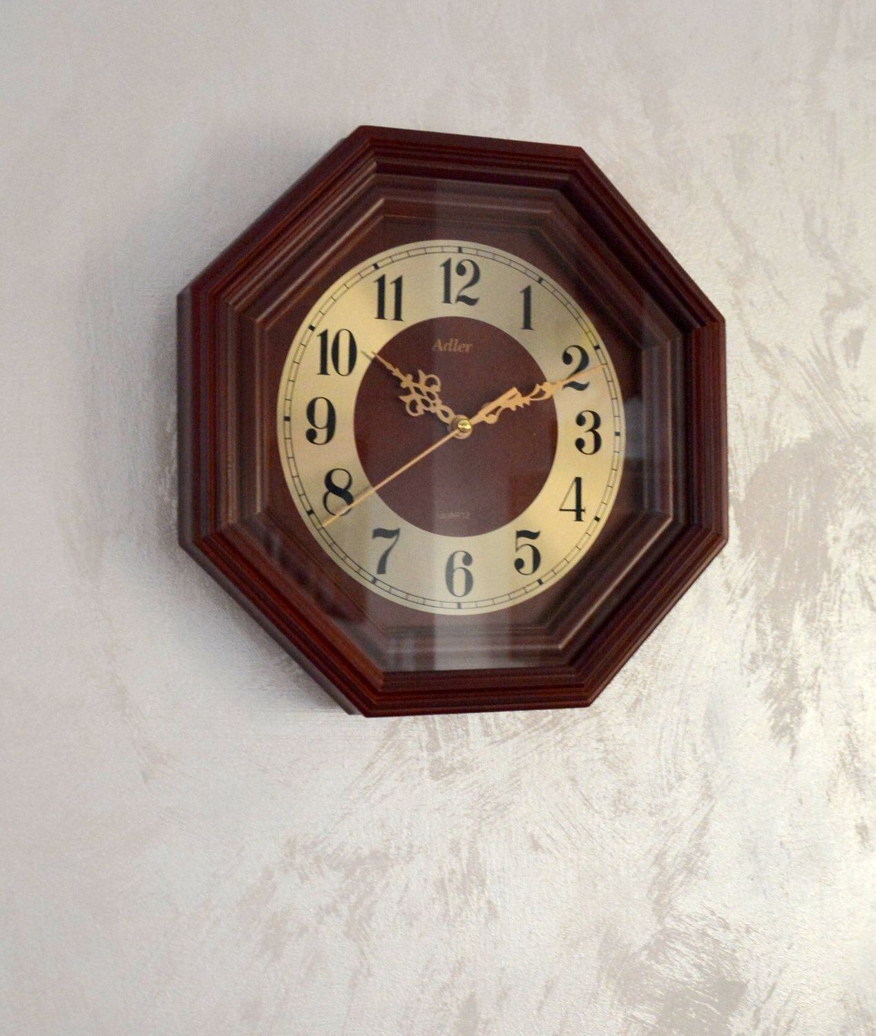 Zegar ścienny drewniany do salonu marki Adler 21087CH. Zegar drewniany w kolorze mahoń. ✓Zegary ścienne✓Zegary na ścianę (1).JPG