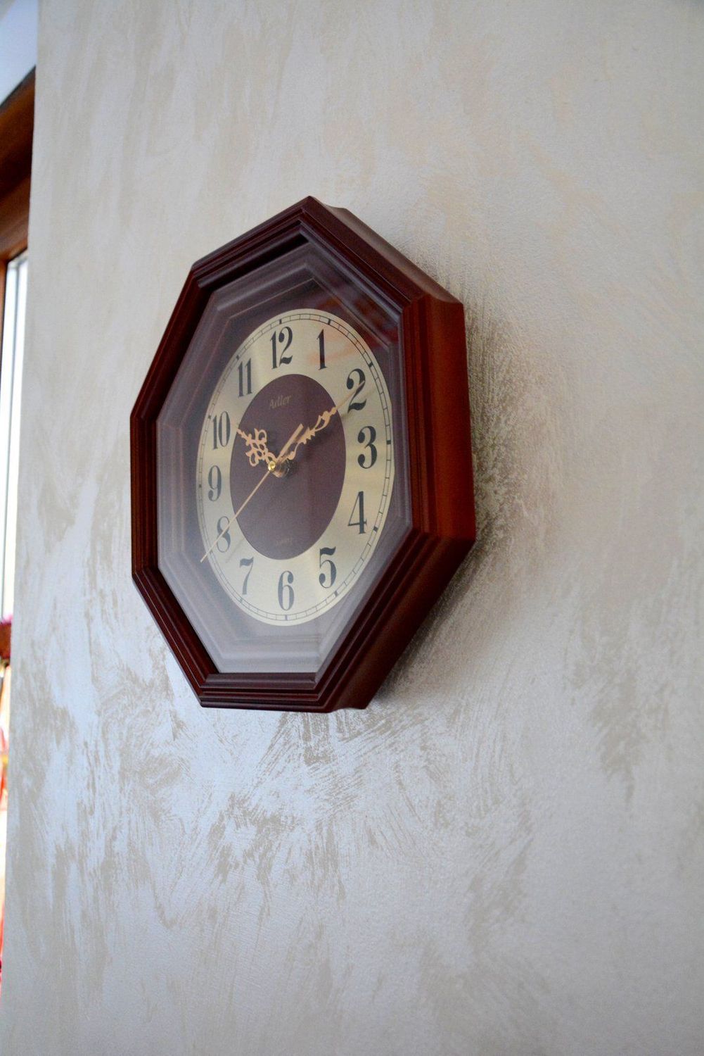 Zegar ścienny drewniany do salonu marki Adler 21087CH. Zegar drewniany w kolorze mahoń. ✓Zegary ścienne✓Zegary na ścianę (1).JPG