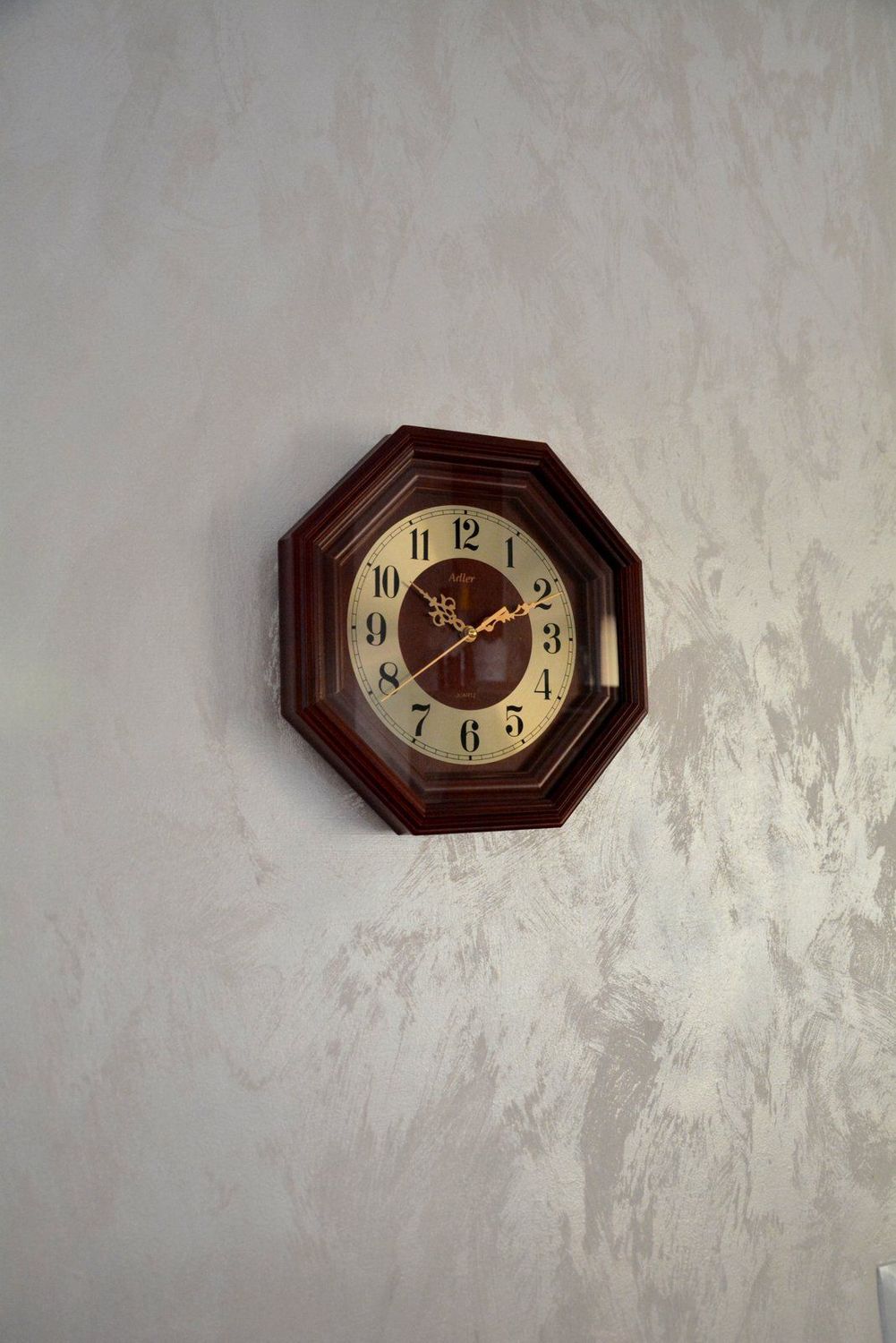 Zegar ścienny drewniany do salonu marki Adler 21087CH. Zegar drewniany w kolorze mahoń. ✓Zegary ścienne✓Zegary na ścianę (1).JPG