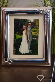 Wyjątkowa ramka srebrna na zdjęcie z motywem obrączek. Idealna na prezent dla małżeństwa upamiętniającego 25lecie ślubu inaczej nazywane srebrne gody (1).jpg