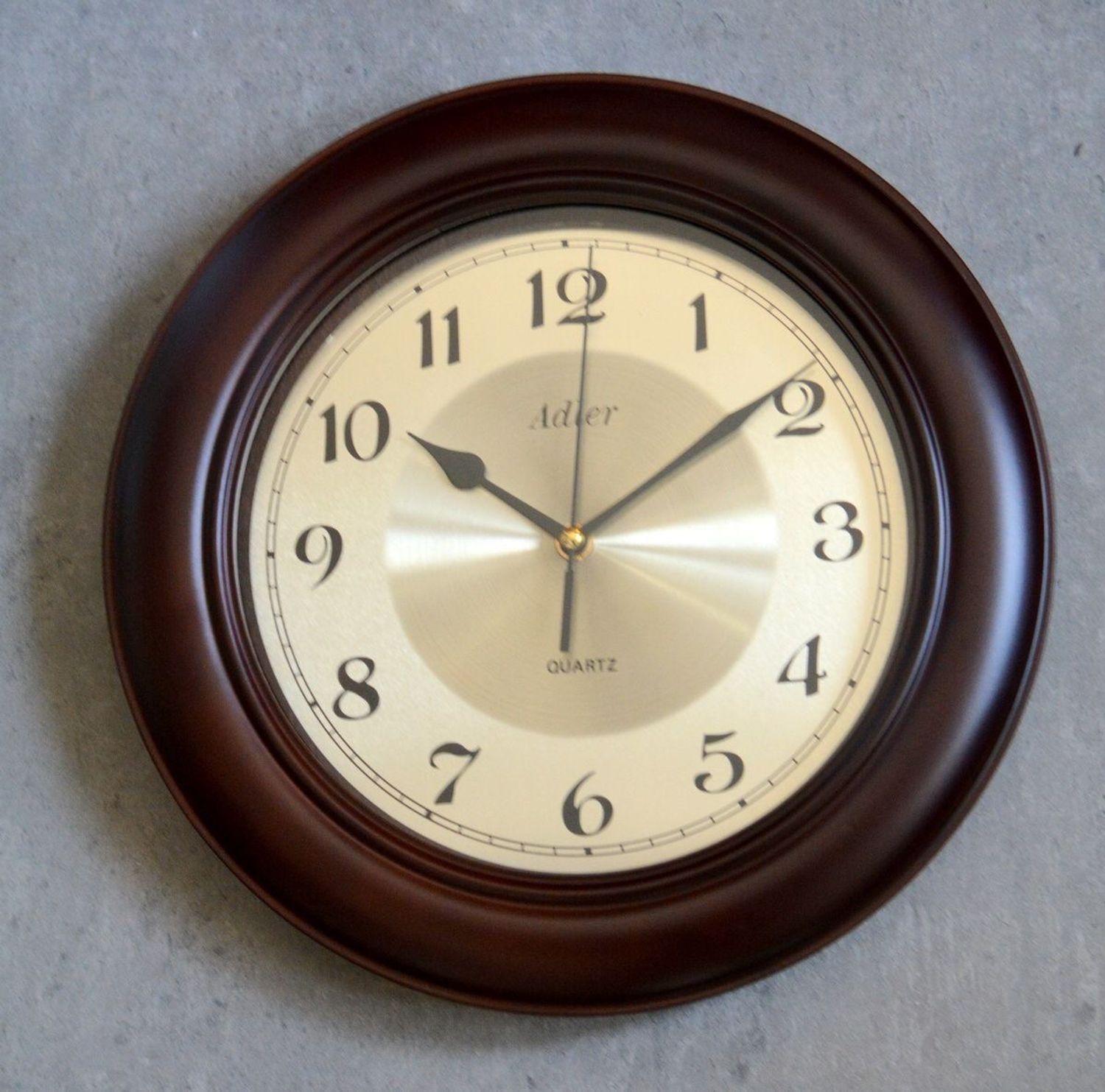 Adler 21147-W2 zegar ścienny drewniany ze złotą tarczą i cyframi arabskimi ✓Zegary ścienne ✓ Drewniany zegar (2).JPG