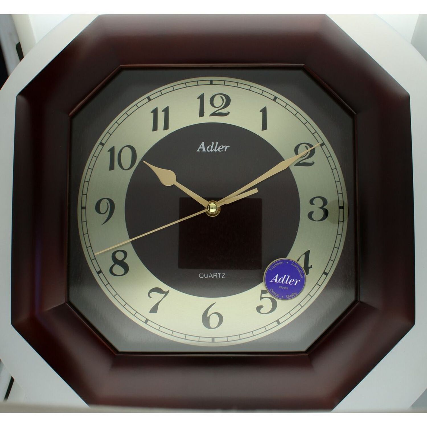 Klasyczny zegar ścienny Adler 21148W w drewnianej obudowie wenge, ze złotą tarczą i mechanizmem kwarcowym. Szkło mineralne, elegancki design, 2-letnia gwarancja.11.jpg