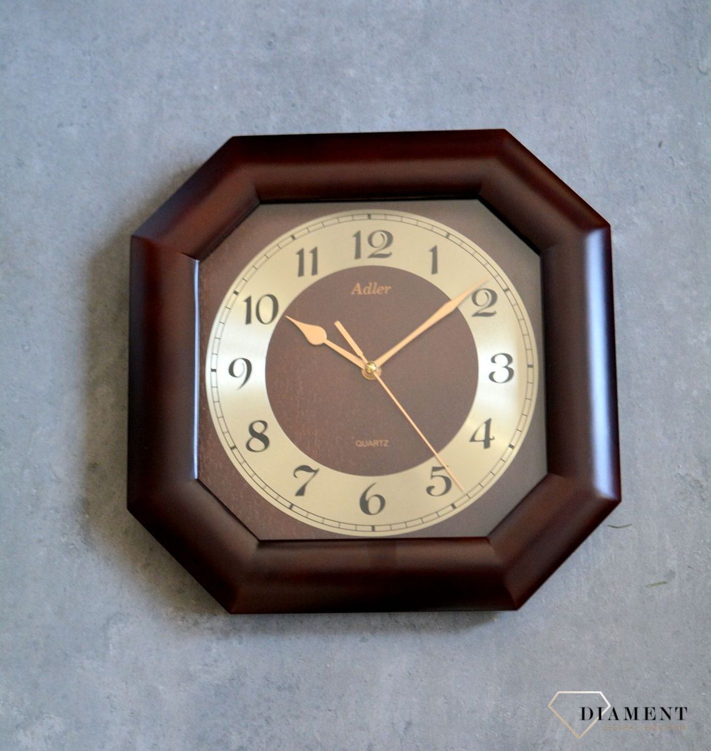Klasyczny zegar ścienny Adler 21148W w drewnianej obudowie wenge, ze złotą tarczą i mechanizmem kwarcowym. Szkło mineralne, elegancki design, 2-letnia gwarancja.11.jpg
