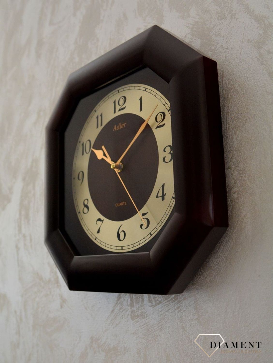Klasyczny zegar ścienny Adler 21148W w drewnianej obudowie wenge, ze złotą tarczą i mechanizmem kwarcowym. Szkło mineralne, elegancki design, 2-letnia gwarancja.11.jpg
