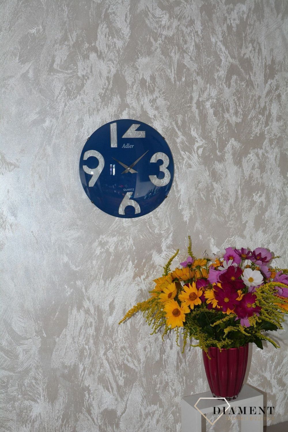 Zegar na ścianę drewniany niebieski Adler 21155 z kategorii zegarów Ściennych drewnianych do salonu. To idealny pomysł na rocznicę ślubu. Zegary ścienne drewniane. Zegar ścienny do salonu w kolorze niebieskim ( (3).JPG