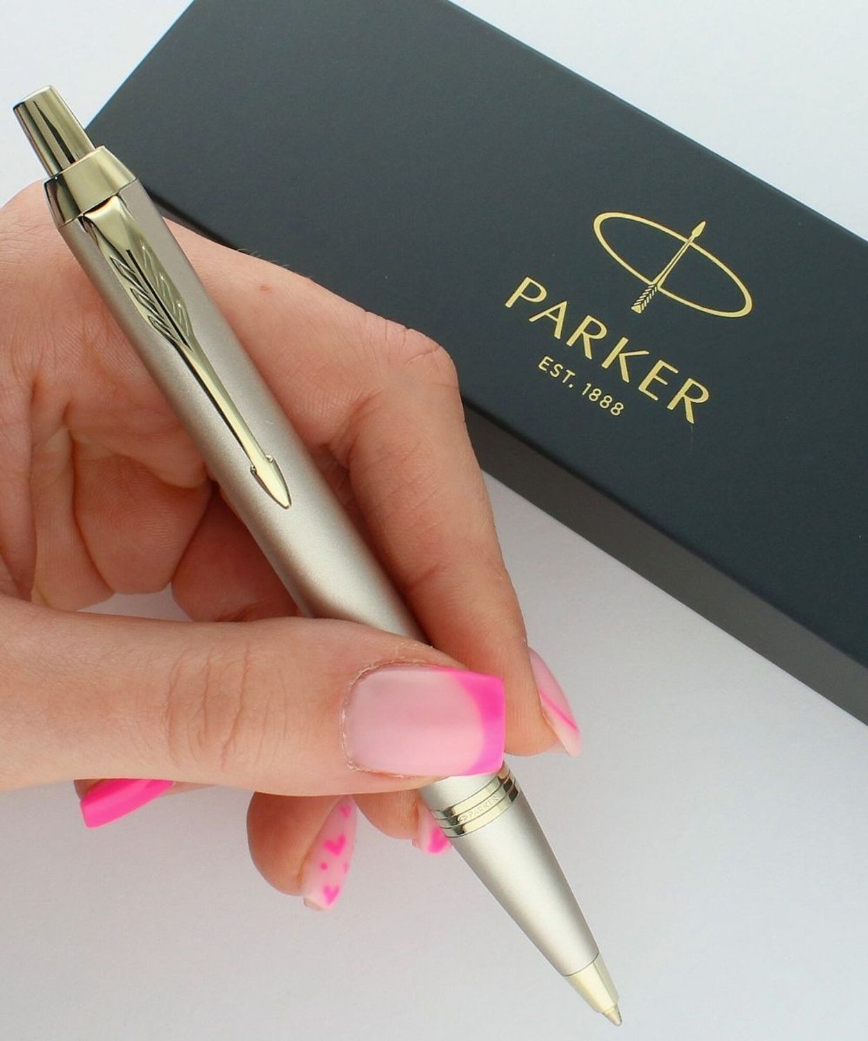 Parker IM Professionals Monochrome Champagne – kobiecy długopis z szampańskim korpusem, połyskującym klipsem i wkładem QuinkFlow. Idealny na prezent i do codziennego użytku.1.jpg