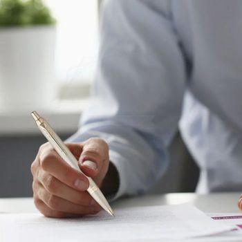 Parker IM Professionals Monochrome Champagne – kobiecy długopis z szampańskim korpusem, połyskującym klipsem i wkładem QuinkFlow. Idealny na prezent i do codziennego użytku.3.jpg