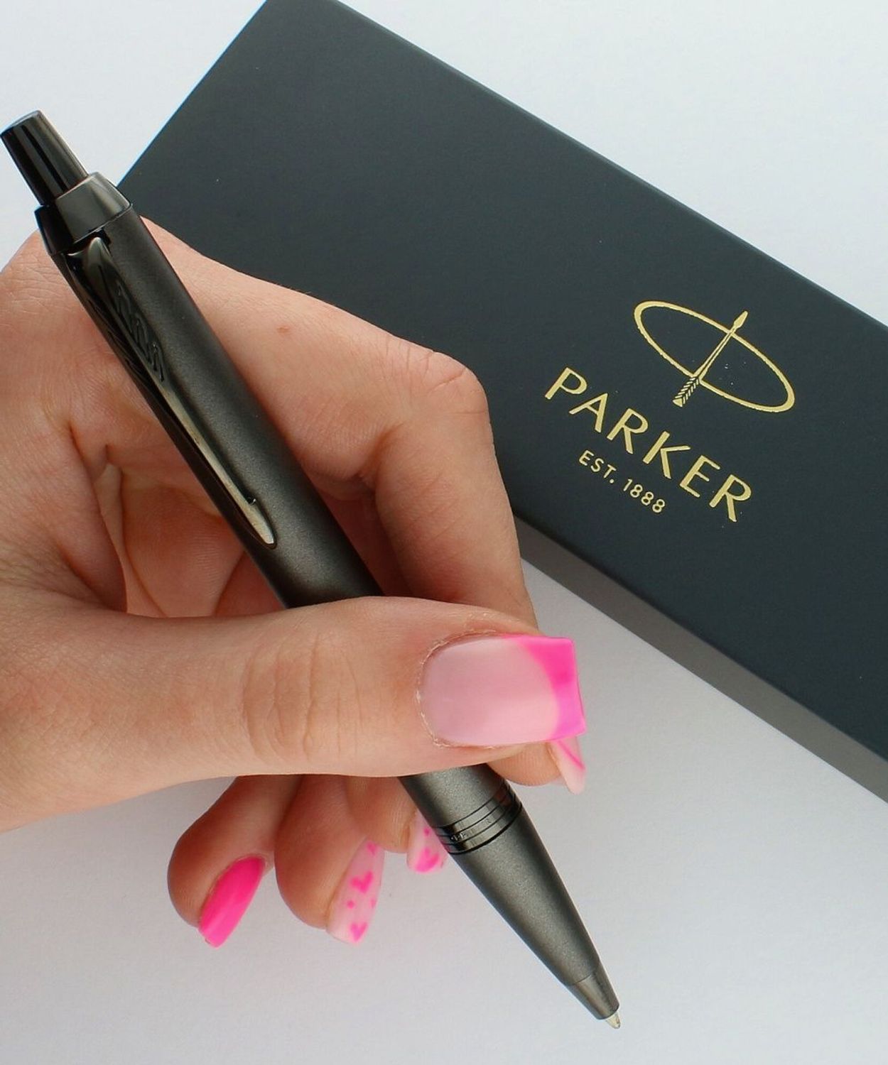 Parker IM Monochrome Titanium – elegancki długopis z metalowym korpusem i powłoką PVD. Komfortowy mechanizm przyciskowy i wkład QuinkFlow. Idealny do biura i na prezent.1.jpg