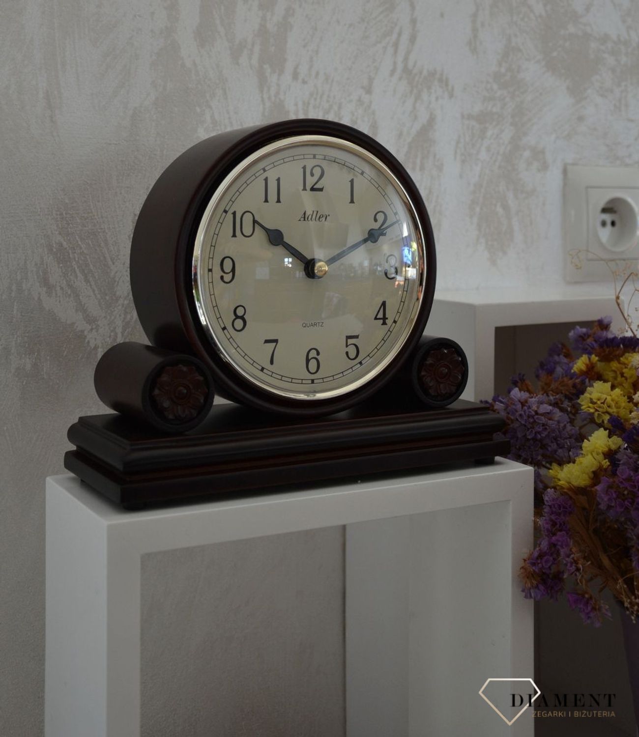 Zegar kominkowy drewniany Adler 22005W ⏰ Zegar kominkowy w drewnianej obudowie w kolorze mahonia, ciemnego brązu z wyraźną tarczą w kolorze beżowym z czarnymi cyframi arabski (8).JPG